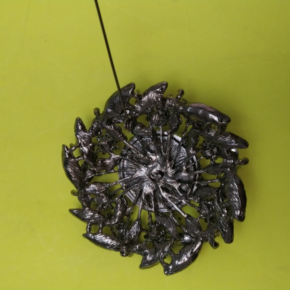 VINTAGE RED GLASS COSTUME BROOCH - Picture 2 of 2